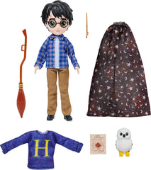 Wizarding World Harry Potter - Geschenkset mit 20.3 cm großer Harry Potter Puppe inclus Besen, Tarnumhang und weiterem Zubehörteilen