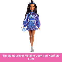 Barbie Deluxe Style-Puppe #7 mit blauem Metallic-Top und Rock, welligen braunen Haaren und Accessoires wie Silberschmuck, Kristall-Handtasche und Sonnenbrille, JFP42