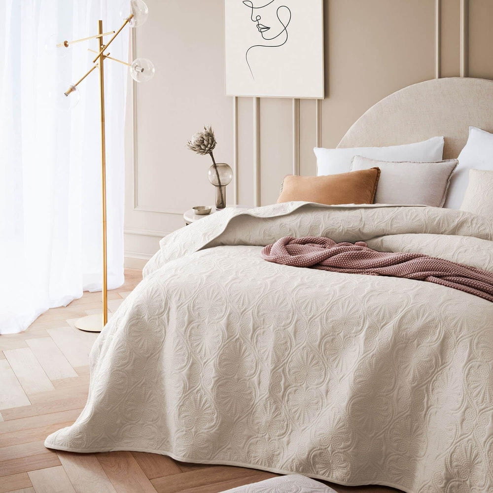 ROOM99 Leila Elegant bedspread in cream 240 X 260 Cm Versatile bedspread as a bedspread or sofa Throw blanket for bed and sofa Blanket style Ideal as a bedspread Beds and Blankets Beuche den ROOM99-Store Cream 240X260