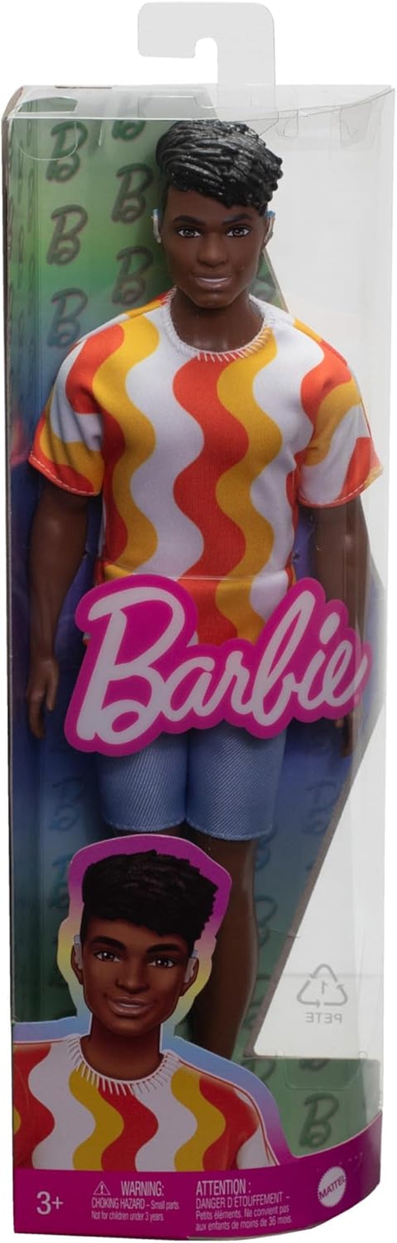 Barbie Fashionistas Ken Doll nr. 220 Cu bretele și formă largă a corpului într-o cămașă detașabilă cu model portocaliu, pantaloni scurți și sandale cu platformă, HRH23 Papusi Naty Shop