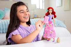 Mattel Disney Prinzessin Arielle Modepuppen-Set, Spin & Reveal mit 11 Überraschungen, darunter 5 Accessoires, 5 Sticker und eine Szene zum Spielen, vom Film inspiriert, HTV88