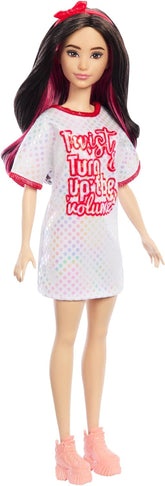 Barbie Fashionistas Puppe Nr. 214 mit schwarzem, gewelltem Haar, Twist ’n Turn-Kleid und Zubehör, Modepuppe zum Sammeln anlässlich des 65. Jubiläums, HRH12