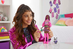 Barbie Extra, Schwarze schwarzem Haar und rosa Strähnchen, Rockstar Pandabär, Sonnenbrille, rosa Stiefel, Alien-Tasche, Aufkleber, inkl Puppe, Geschenke für Kinder ab 3 Jahren,HKP93