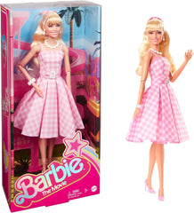 Păpușă Barbie, păpușă The Movie, în rochie roz și albă și colier cu margarete, Margot Robbie, piesă de colecție, jucărie pentru copii de la 3 ani, HPJ96