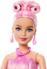 Barbie Petal Pop Duftende Puppe in rosa Tulpenkleid mit Zubehörteilen, Blumenstrauß-Überraschung mit Häschen und Überraschungen wie Einer Gießkanne, Halskette und Ohrringen, JMF57