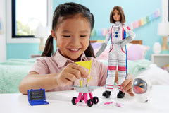Păpușă Barbie aniversară de 65 de ani și 10 accesorii, set astronaut cu păpușă brunetă, rover cu roți, cască spațială cu vizieră schimbătoare și multe altele, HRG45