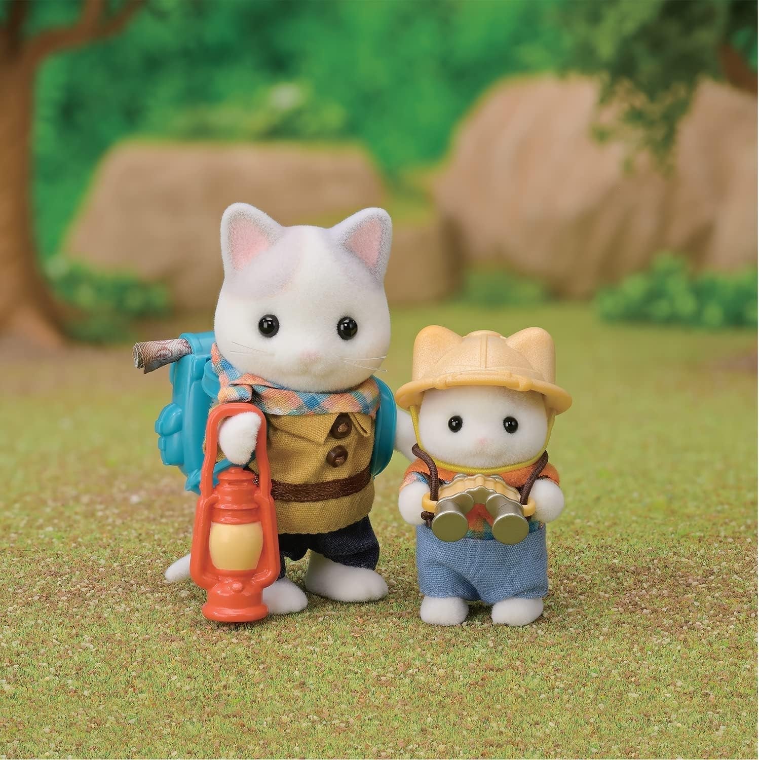 Sylvanian Families - 5763 Set explorator de aventură cu două figuri, pisici de lapte, tată și băiat, figură de animale, jucărie detaliată pentru copii de la 3 ani Papusi Naty Shop