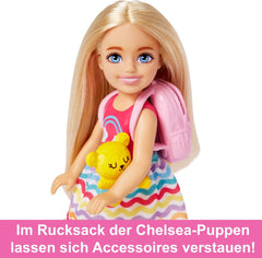 Jucărie Barbie, păpușă Chelsea și accesorii, set de călătorie cu cățeluș și 6 piese, inclusiv cușcă pentru câini, HJY17