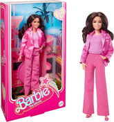Barbie The Movie - Puppe Filme Fans, Gloria im Pink-Hosenanzug, inspiriert von America Ferreras Filmcharakter, beweglichmit High Heels, als Geschenk für Kinder ab 3 Jahren geeignet, HPJ98