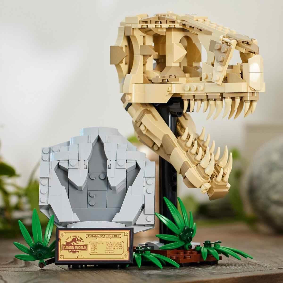 LEGO Jurassic World Dinosaur Fossils: T. Rex Head, jucărie dinozaur de construit, decor dinozaur pentru camera copiilor, craniu T-Rex schelet cu amprentă, cadou pentru băieți și fete 76964 Seturi de constructie Besuche den LEGO-Store