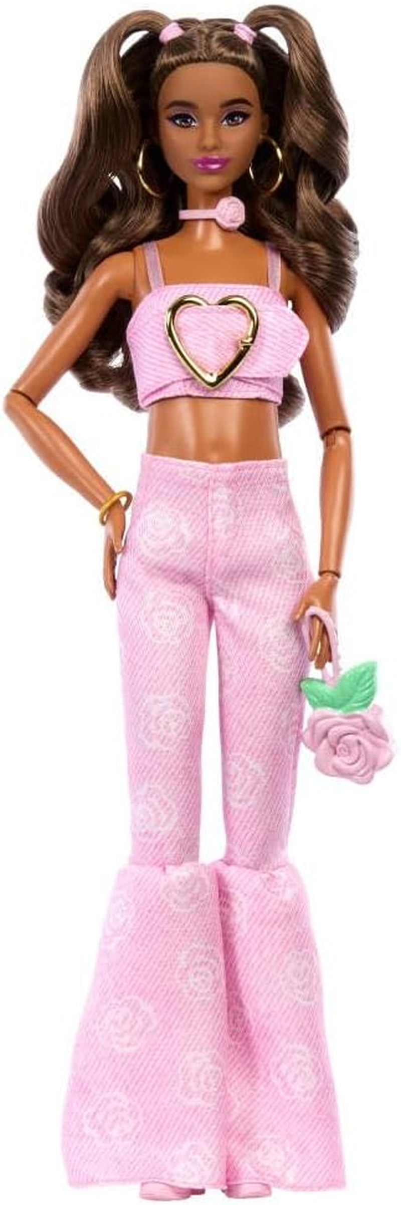 Barbie Deluxe Style-Puppe Nr. 12 in rosa bauchfreiem Denim-Oberteil mit ausgestellten Jeans mit aufgedruckten Rosen, gewellte braune Haare, Zubehörteile wie Rosen-Handtasche und Schmuck,JJN72