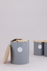 LIVING collection, borcan pentru biscuiți cu capac | gri pastel | cutie de depozitare de 3,4 L pentru biscuiți | borcan pentru biscuiți din oțel cu capac | borcane de depozitare etanșe din bambus cu capac Cutii depozitare alimente Naty Shop