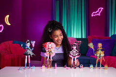 Păpușa Monster High înfricoșătoare și dulce pentru ziua de naștere, Draculaura, într-o rochie roz de petrecere cu accesorii tematice, cum ar fi invitație, balon, cadou, evantai și multe altele, JBG74