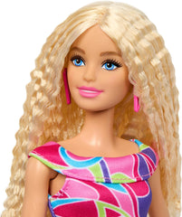 Păpușa Barbie Fashionistas #223 cu păr blond ondulat, rochie și accesorii inspirate de Totally Hair, păpușă la modă de colecție aniversară de 65 de ani, HRH20