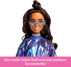 Barbie Deluxe Style-Puppe #7 mit blauem Metallic-Top und Rock, welligen braunen Haaren und Accessoires wie Silberschmuck, Kristall-Handtasche und Sonnenbrille, JFP42