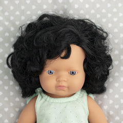 Miniland Dolls: europäische Babypuppe Mädchen mit schwarzen Locken, 38cm, aus weichem Vinyl, in transparent Tüte. (31232)