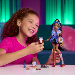 Monster High Puppe, Robecca Steam in Blauer Bluse und schwarzen Shorts mit Haustier Pinguin Captain Penny und 7 Zubehörteilen wie Flugbrille und Handtasche, JMB81