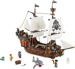 LEGO Creator 3-in-1 Pirate Ship Set, Toy with 3 Build Options, Build a Pirate Tavern or Skull Pirate Island, Includes 3 Role-playing Adventure Minifigures 31109 Building Sets Besuche den LEGO-Store
