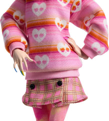 Păpușa și accesorii Monster High Wednesday, figurină de colecție Enid Sinclair roz cu beretă și rucsac, suport pentru păpuși, HXJ05