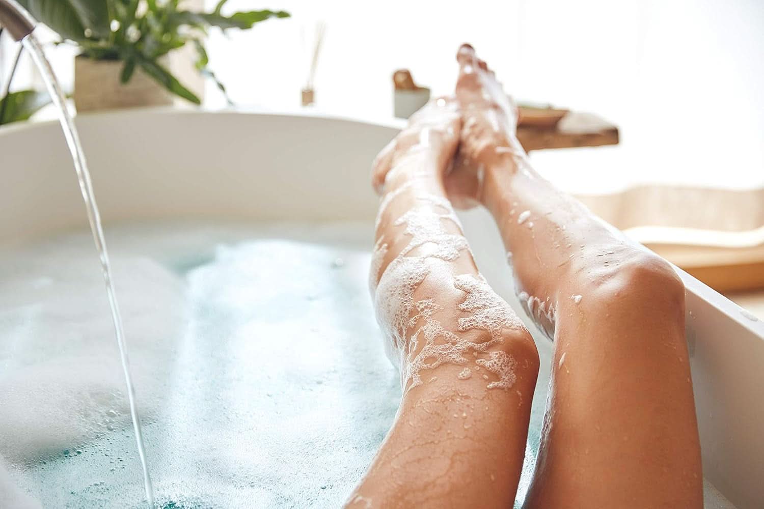 Kneipp Aroma, spumă de îngrijire pentru baie Happy Time Out - cu uleiuri naturale din mac roșu și cânepă, 400 ml Naty Shop