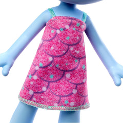 Păpușă Mattel DREAMWORKS TROLLS United We Stand – Surprize Păroase Chenille cu păr albastru strălucitor, bentiță mov, pentru copii cu vârsta de 3 ani și peste, HNF15