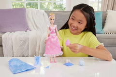 Jucării Mattel Disney Princess, păpușă Cenușăreasa la modă cu 2 ținute, 9 accesorii, 2 topuri cu clipsuri și 2 fuste. Povești 2 în 1 inspirate din filmul Disney, JCR95