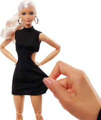 Barbie Basics Model 2, Păpușă de colecție cu păr blond, rochie mini neagră și cizme gladiator, modă cu potrivire universală, corp articulat și cap interschimbabil, JBH71