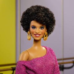 Păpușa Barbie Signature, Colecția Debbie Allen Tribute, cu bluză cu umeri goi, curea aurie și pantaloni mov cu franjuri și jambiere, JBJ24
