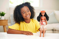 Mattel DISNEY Moana - Păpușă la modă articulată cu ținută strălucitoare, bandă detașabilă și colier, pentru copii cu vârsta de 3 ani și peste, HPG68