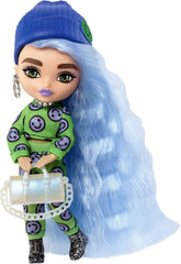 Barbie HGP65 - Extra Minis Puppe (ca 14 cm), trägt 2-teilige Mode mit Emoji-Druck, mit Puppenständer und Zubehör wie Sonnenbrille und Geldbörse, Puppen Spielzeug für Kinder ab 3 Jahren