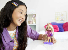 Barbie Extra Minis, blonde Pferdeschwanz, Goldener Krone, Earrings and Königinnengürtel, lilac Diamanttasche, rosa Paillettenkleid, inkl. Barbie doll, gift for children from 3 years, HJK67