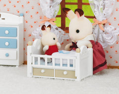 Sylvanian Families 5017 Chocolate Bunny Baby With Cot - Casa de păpuși Playset Multicolor Papusi Naty Shop