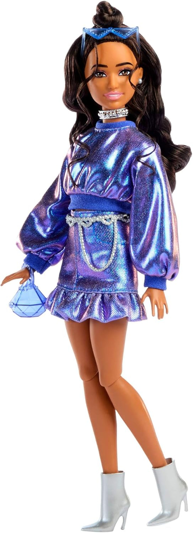 Barbie Deluxe Style-Puppe #7 mit blauem Metallic-Top und Rock, welligen braunen Haaren und Accessoires wie Silberschmuck, Kristall-Handtasche und Sonnenbrille, JFP42