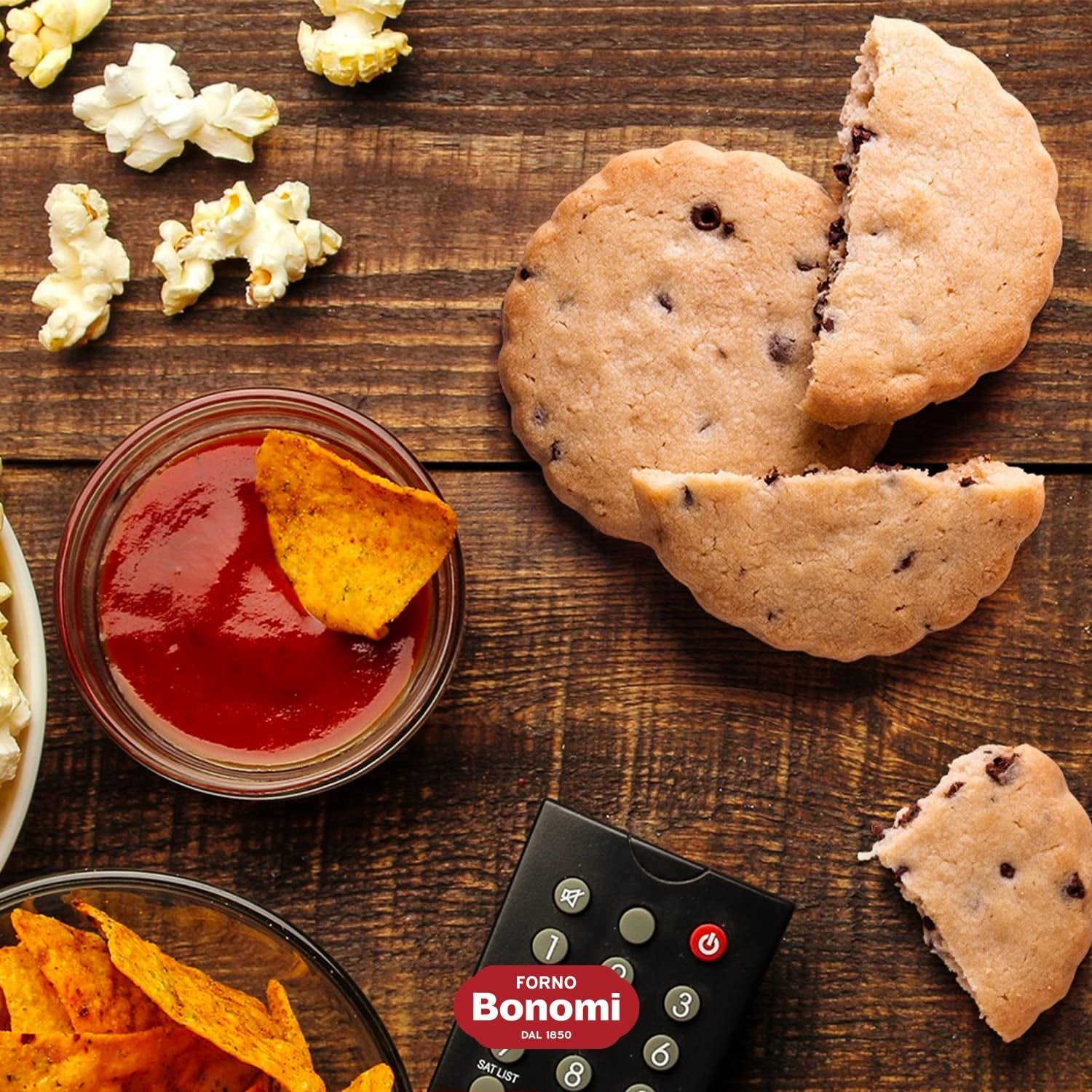 Aluat fraged cu unt și bucăți de ciocolată. Aluat fraged cu unt și bucăți de ciocolată, ideal pentru o gustare delicioasă. Încercați-le cu lapte sau cafea. Pachet de 150g