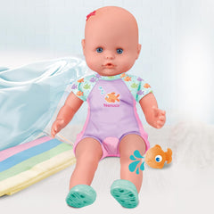 Prima mea baie: O păpușă moale cu corp impermeabil, potrivită pentru utilizare în cadă, piscină și mare. Include un costum de baie și un peștișor plasat în apă.