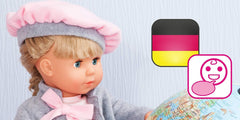 Bayer Design 94635AX Păpușă funcțională Charlene cu păr și ochi adormiți, vorbește și cântă 90 de propoziții, 2 poezii și 8 cântece, 46 cm, Păpușă cu multe accesorii, 1,30 kg, roz, gri