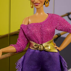 Păpușa Barbie Signature, Colecția Debbie Allen Tribute, cu bluză cu umeri goi, curea aurie și pantaloni mov cu franjuri și jambiere, JBJ24