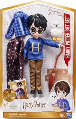 Wizarding World Harry Potter - Geschenkset mit 20.3 cm großer Harry Potter Puppe inclus Besen, Tarnumhang und weiterem Zubehörteilen
