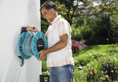 Rolă de furtun Gardena Classic de perete 60 cu rolă de ghidare a furtunului: Pentru montare ușoară pe perete, cu sistem anti-picurare, conexiune înclinată, capacitate mare, economie de spațiu (2650-88)