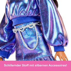 Barbie Deluxe Style-Puppe #7 mit blauem Metallic-Top und Rock, welligen braunen Haaren und Accessoires wie Silberschmuck, Kristall-Handtasche und Sonnenbrille, JFP42