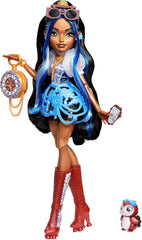 Monster High Puppe, Robecca Steam in Blauer Bluse und schwarzen Shorts mit Haustier Pinguin Captain Penny und 7 Zubehörteilen wie Flugbrille und Handtasche, JMB81