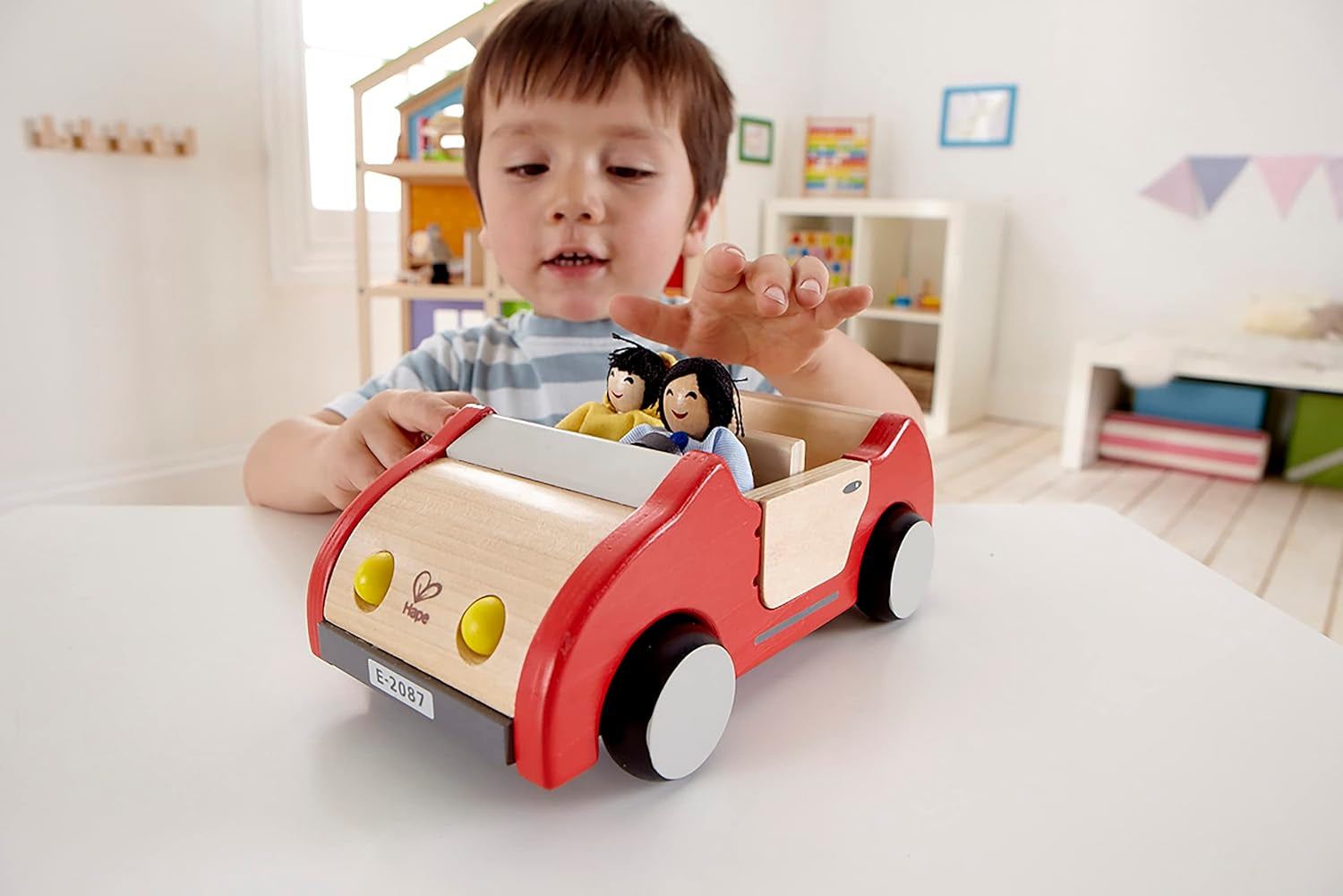 Familie de păpuși Hape Set de familie de păpuși premiat, accesoriu unic pentru case de păpuși din lemn, joc fantastic, 6 membri ai familiei de păpuși Papusi Naty Shop