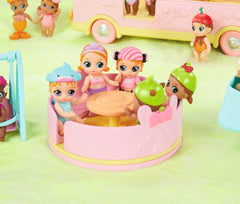 BABY born 904763 Autobuz Surpriză Bebeluși - autobuz de jucărie roz pentru păpuși mini mici, cu 2 păpuși exclusive, cărucior triplu, balansoar, carusel, tobogan și leagăn triplu.