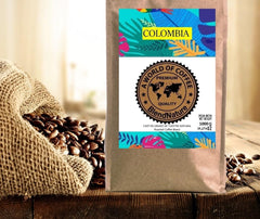 1 kg de boabe de cafea naturală 100% Arabica – origine exclusivă din Columbia – premiate cu 82 de puncte de către Asociația Cafelelor de Specialitate (SCA) – pentru aroma, gustul și excelența sa