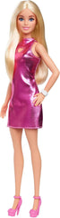 Barbie Fashionistas-Puppe Nr. 230 mit blondem Haar, rosa Metallic-Minikleid mit Herz-Aussparung, weißem Armband und High Heels, HYT88
