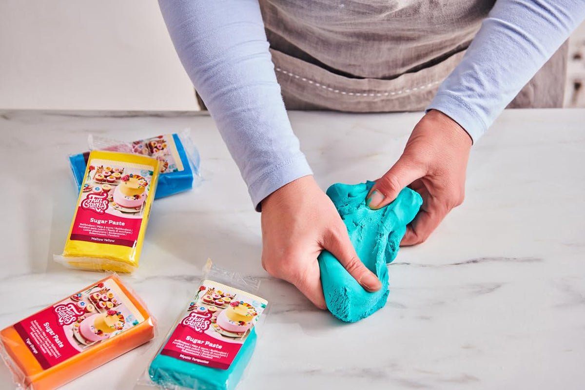 FunCakes Raven Black fondant rulat: Ușor de folosit, neted, flexibil, moale și pliabil, perfect pentru decorarea torturilor, halal, kosher și fără gluten. 1 kg (pachet de 2) Pasta de zahar Naty Shop