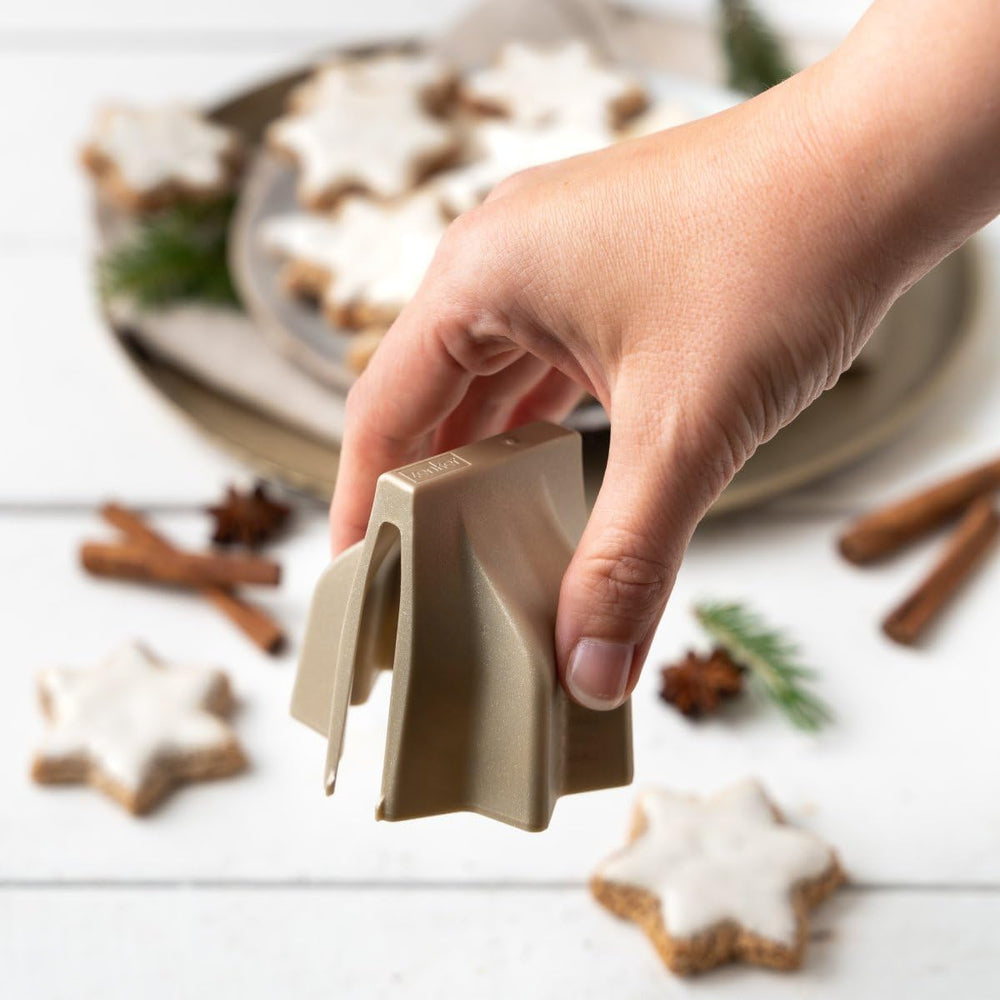 Formă de stea cu scorțișoară Zenker cu mecanism de pliere – Formă ergonomică pentru steluțe perfecte cu scorțișoară – Formă de biscuiți pliabilă cu motiv de stea – Fabricată în Germania, Aurie