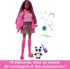 Barbie Extra, Schwarze schwarzem Haar und rosa Strähnchen, Rockstar Pandabär, Sonnenbrille, rosa Stiefel, Alien-Tasche, Aufkleber, inkl Puppe, Geschenke für Kinder ab 3 Jahren,HKP93