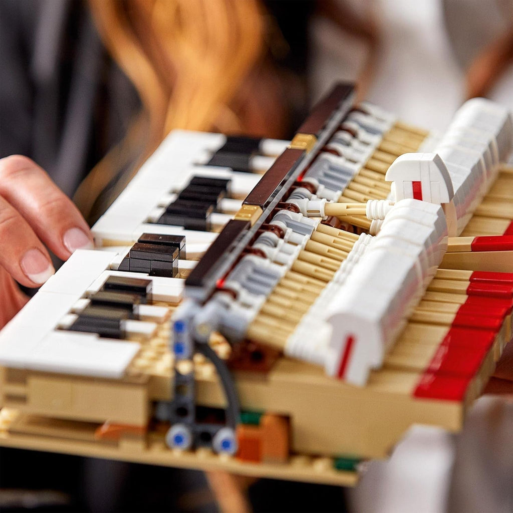 LEGO Ideas Concert Grand Piano (21323); Set de construcție; Propriul dvs. pian de concert; Proiect de modelare excelent pentru pianistul talentat, muzician, iubitor de muzică sau pasionat (3.662 piese) Seturi de constructie Besuche den LEGO-Store