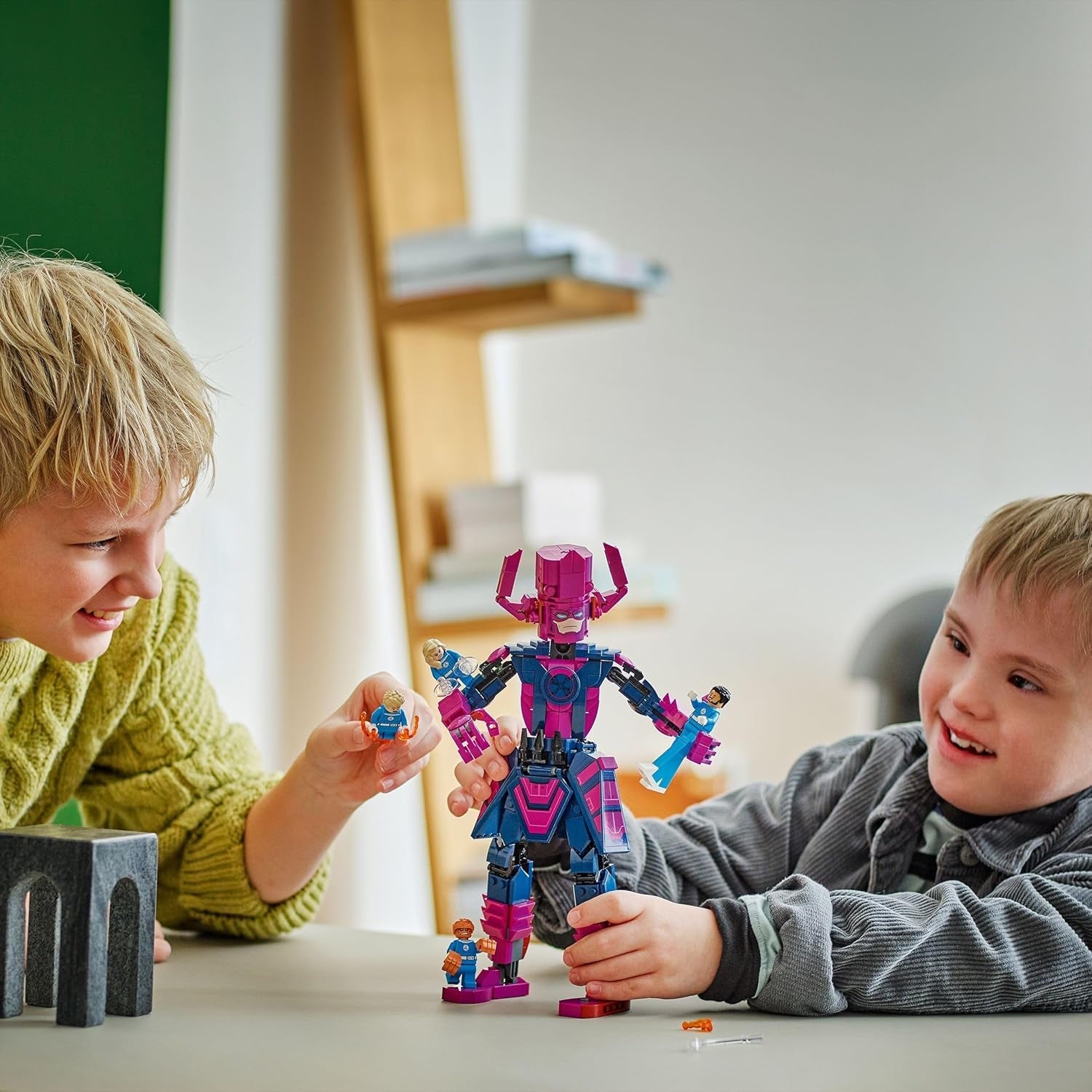 LEGO ǀ Marvel Fantastic Four vs. Galactus Baufigur - Bauset mit Superhelden - Spielset mit The Thing, Invisible Woman und Human Torch - Kreatives Geschenk für Jungen und Mädchen - 76316